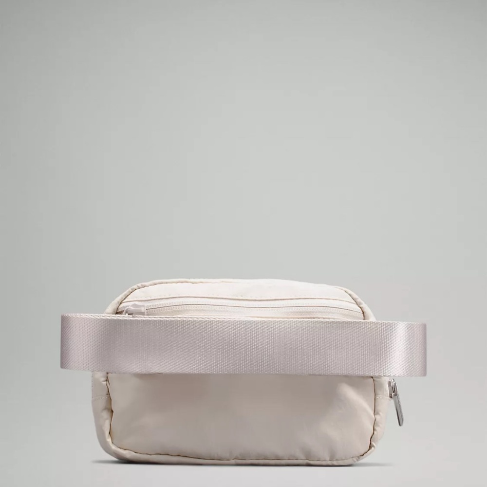 Lululemon everywhere belt bag White Opal with extendable strap - Picture 2 of 6